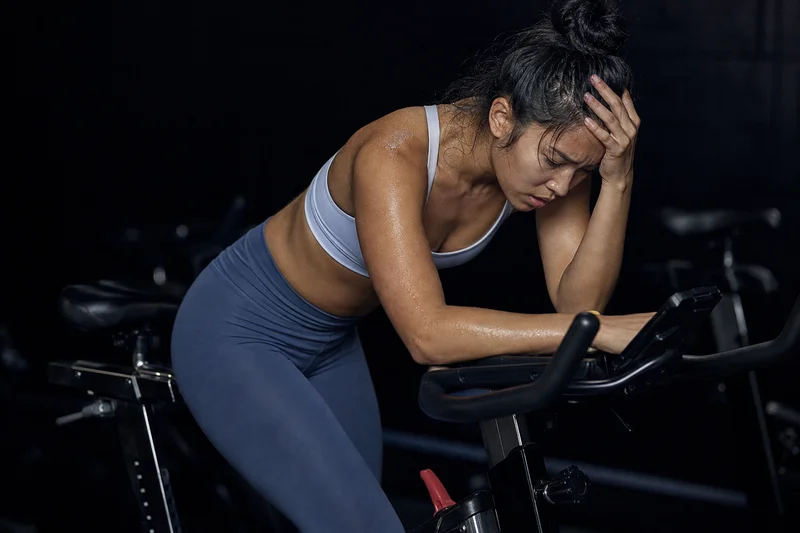 Atleta com roupa limitando movimento no treino